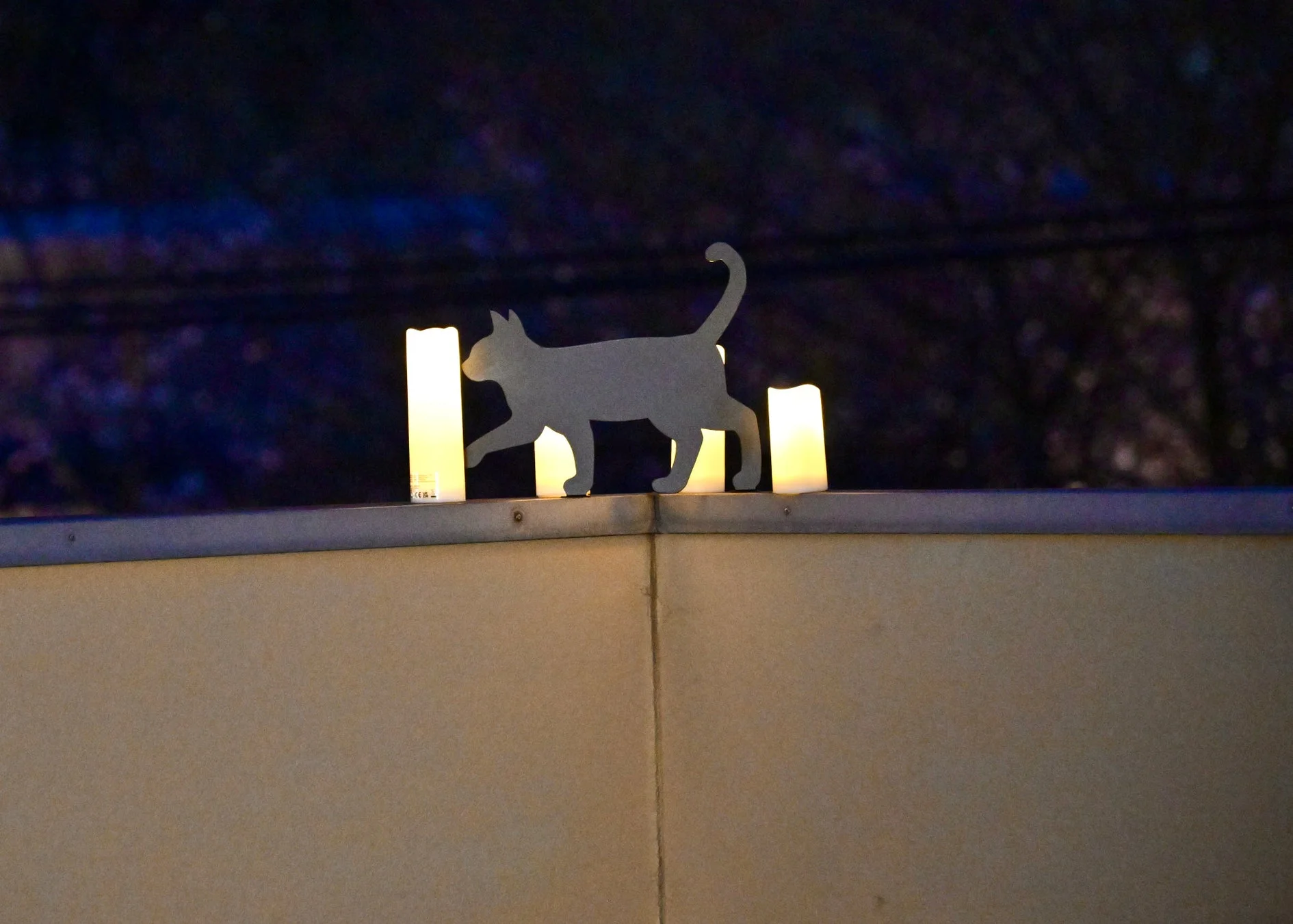 猫のシルエットとキャンドルの装飾