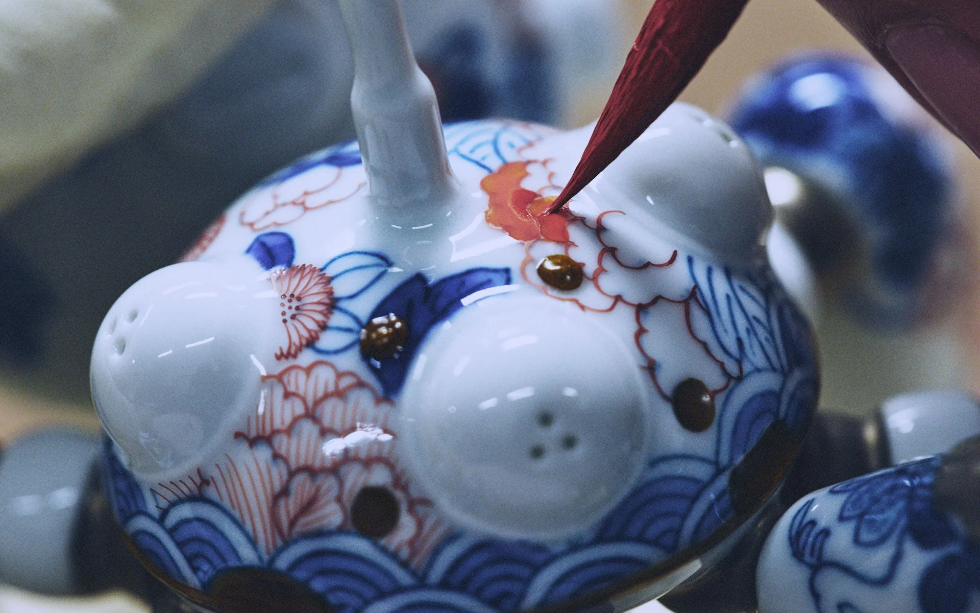 陶器の絵付け作業