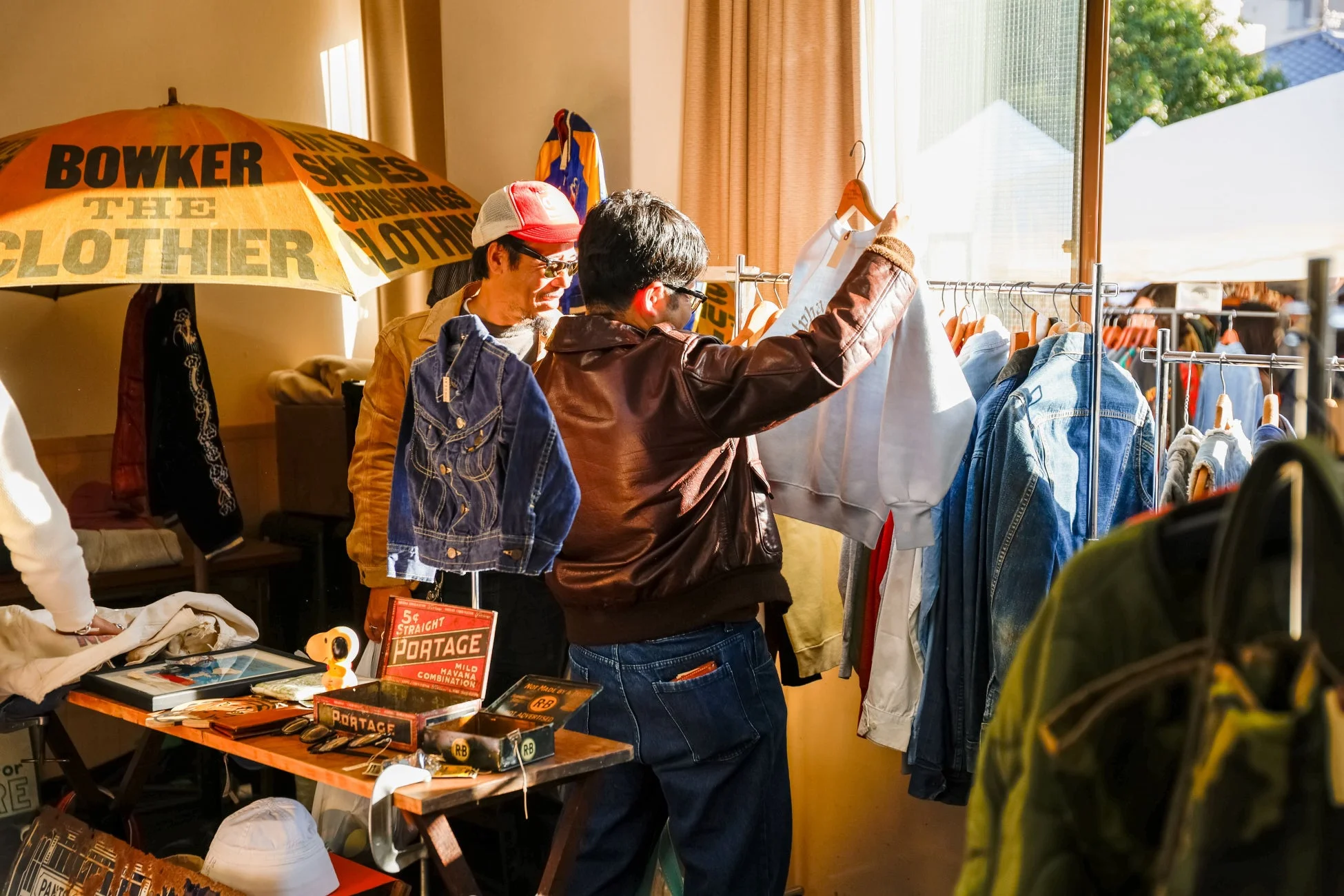 古着店の店内風景