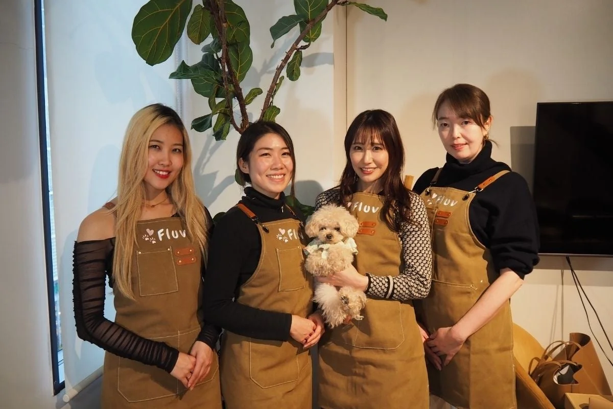 Fluvのスタッフと思われる女性たちと犬