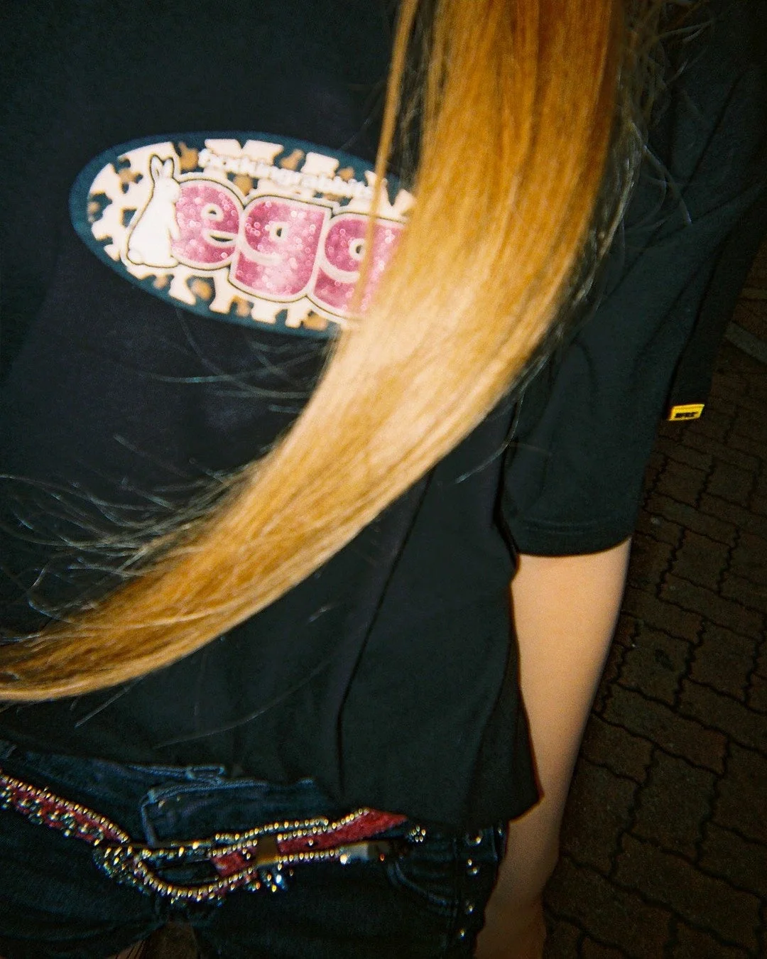 eggロゴとウサギのイラストが入った黒Tシャツ