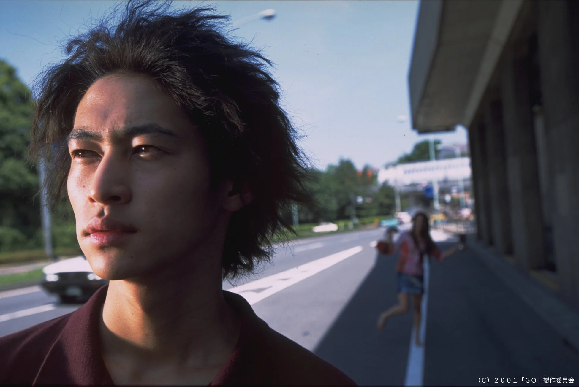 真剣な表情の杉原と裸足で歩く桜井