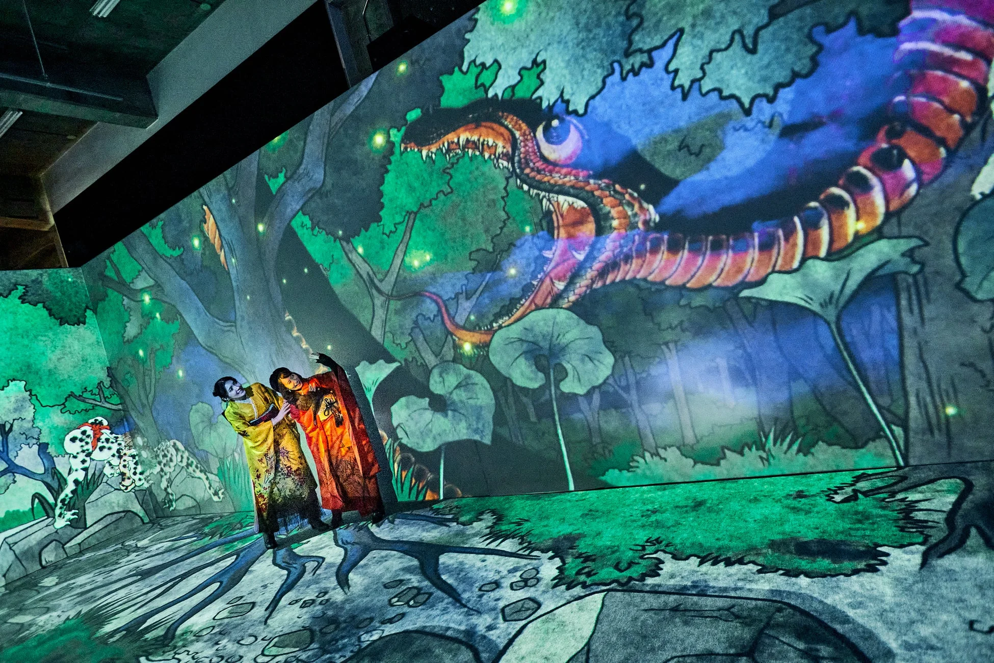 プロジェクションマッピングを楽しむ人々