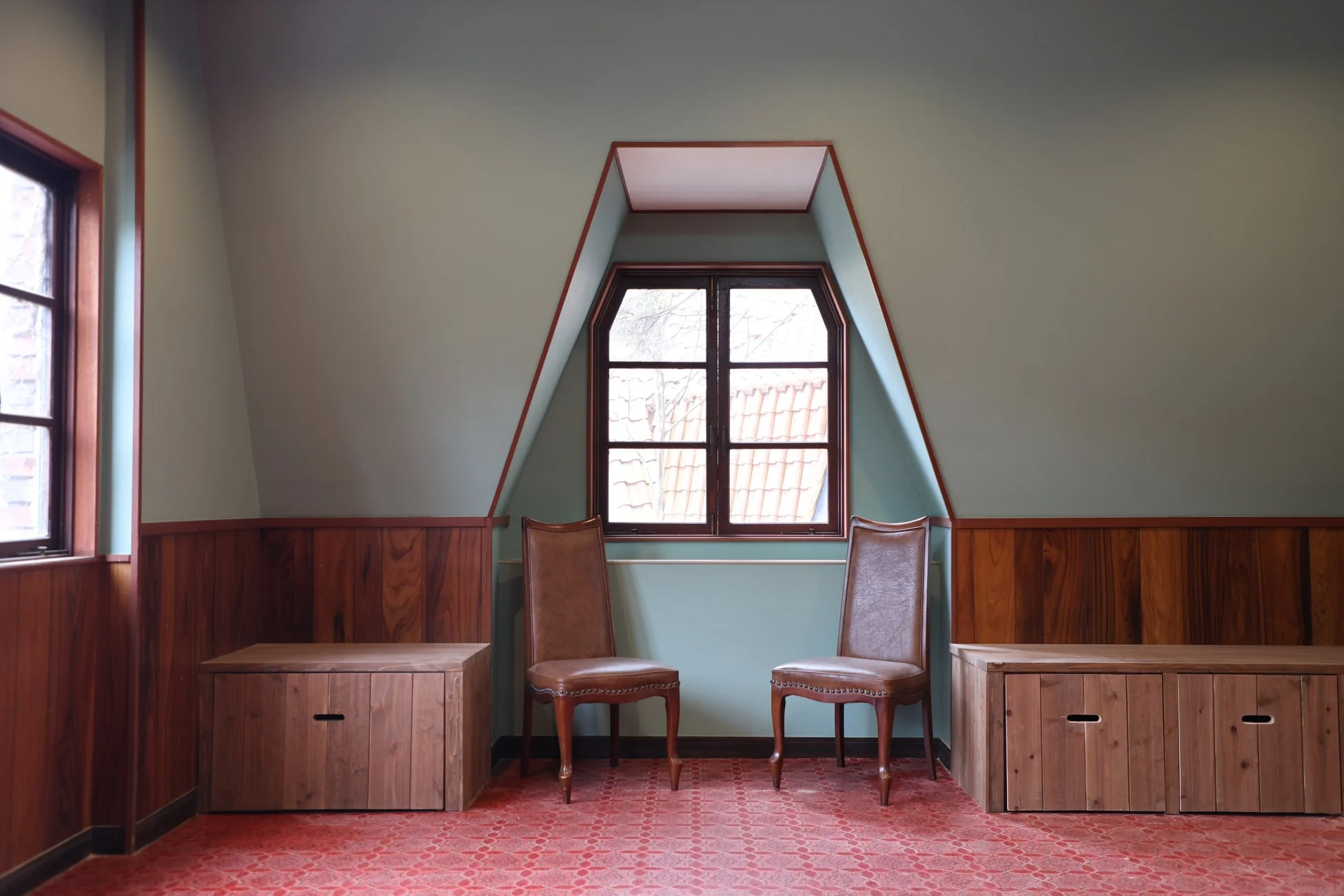 屋根裏ギャラリーの窓辺