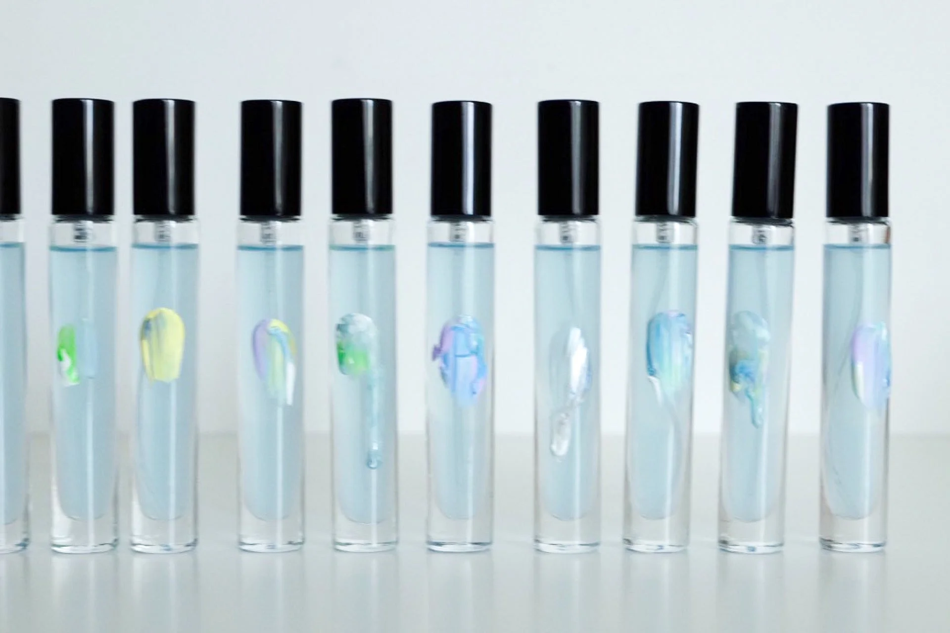 カラフルな液体が入ったスプレーボトル