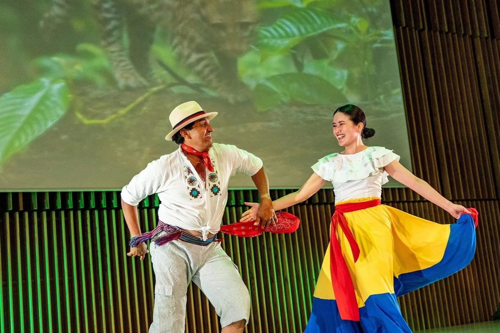 民族舞踊・音楽ステージ