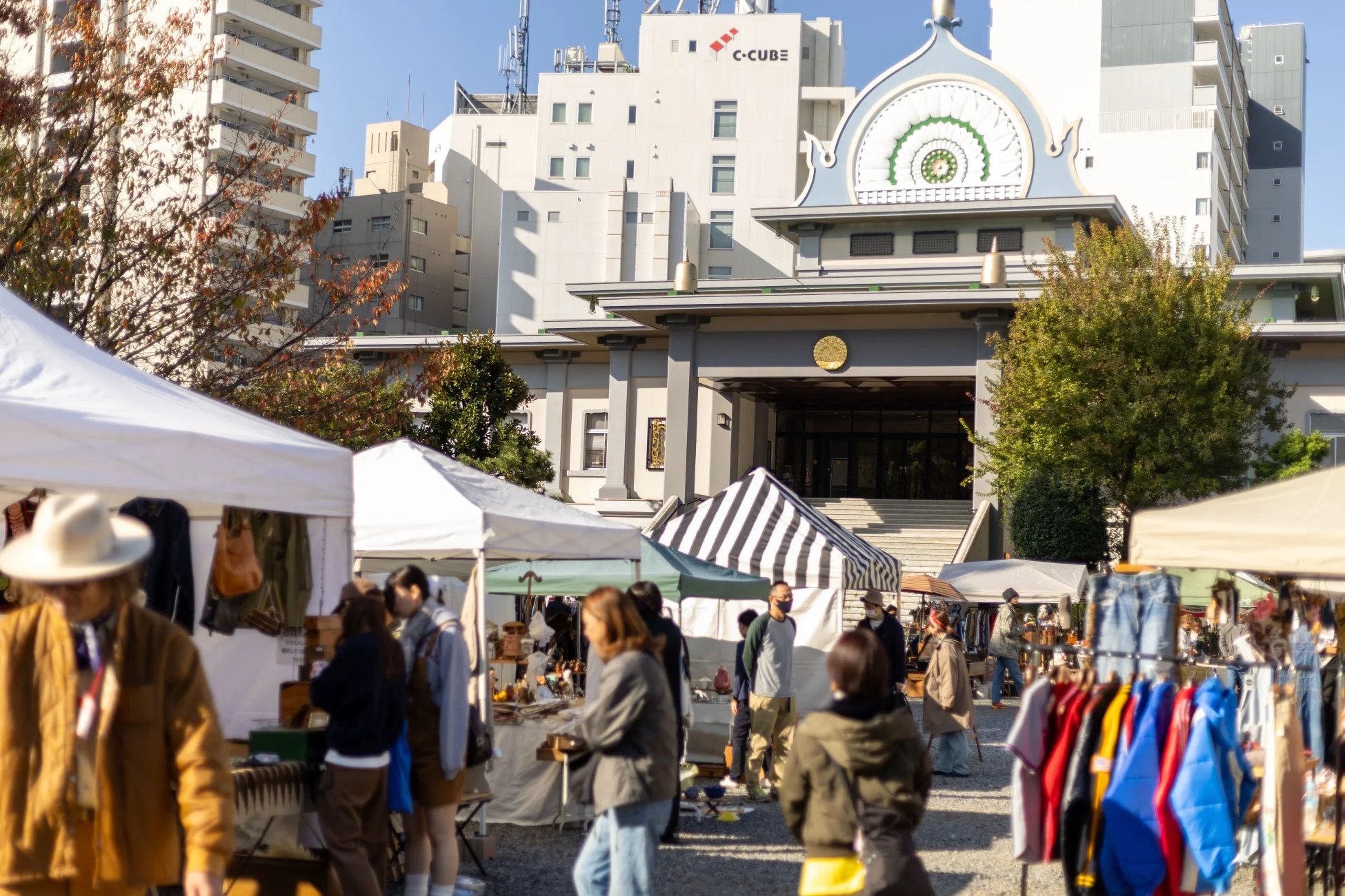 西別院会場の蚤の市風景