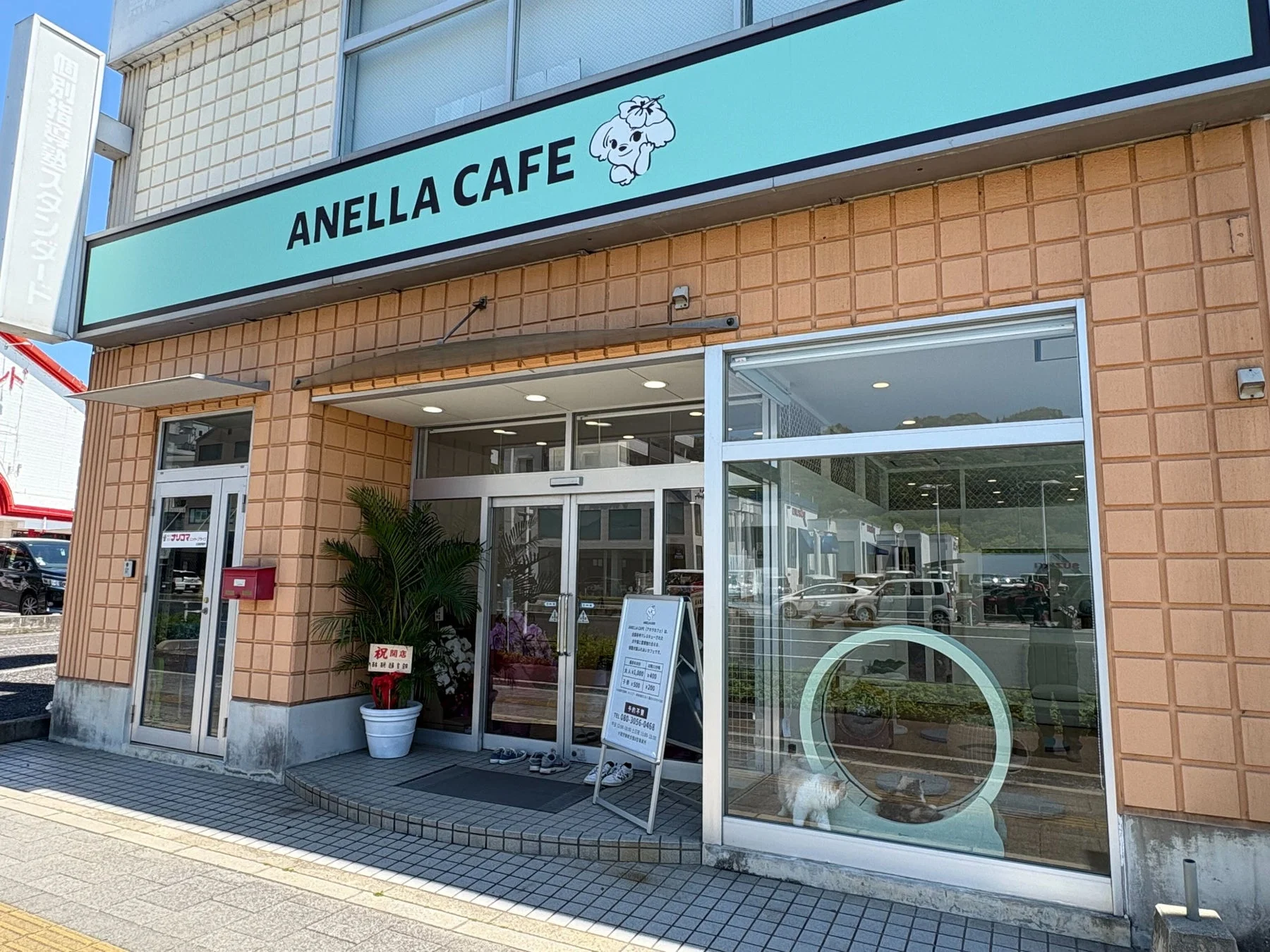 ANELLA CAFEのロゴ入り看板