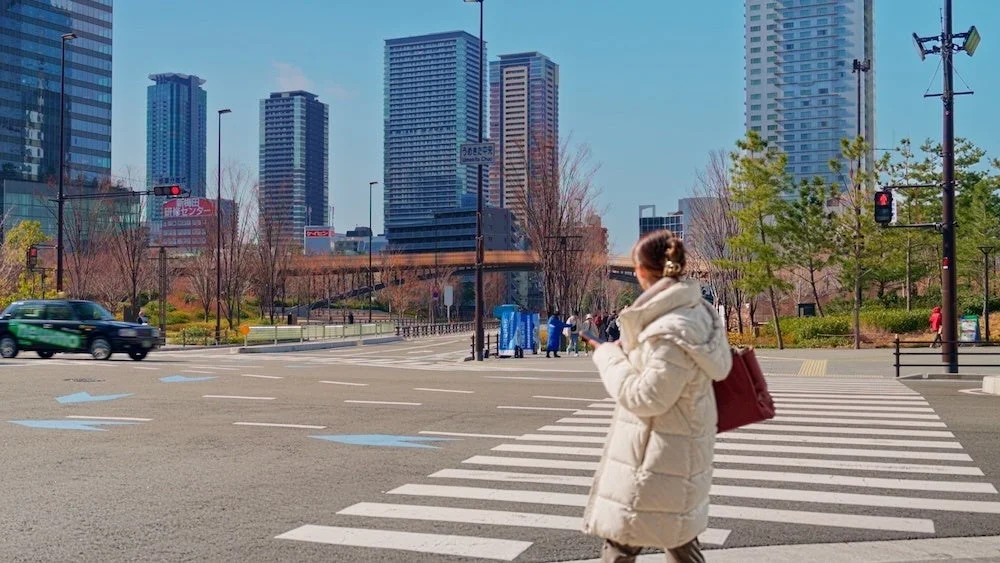 都会の交差点を歩く女性