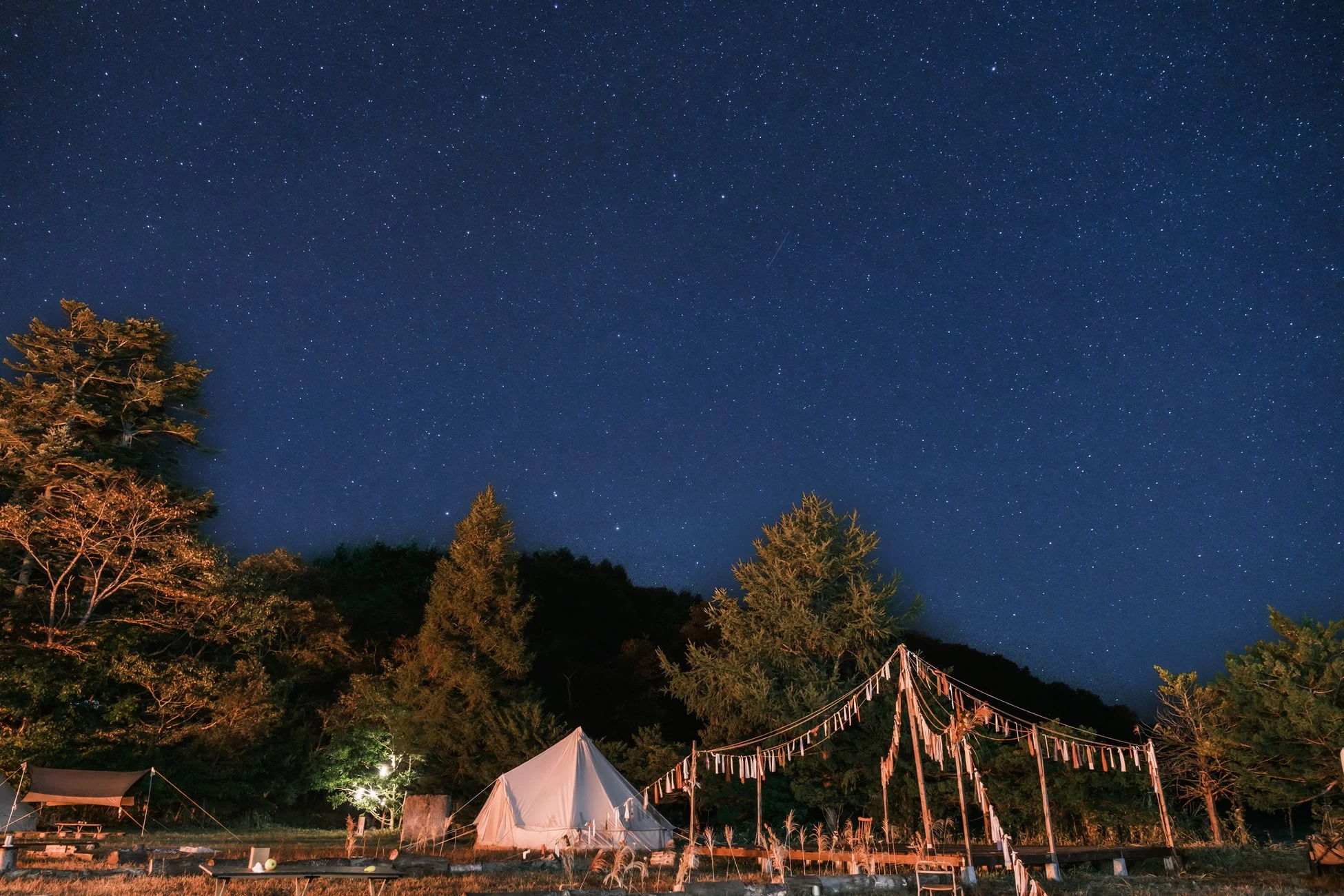 満点の星空の下でのキャンプ風景