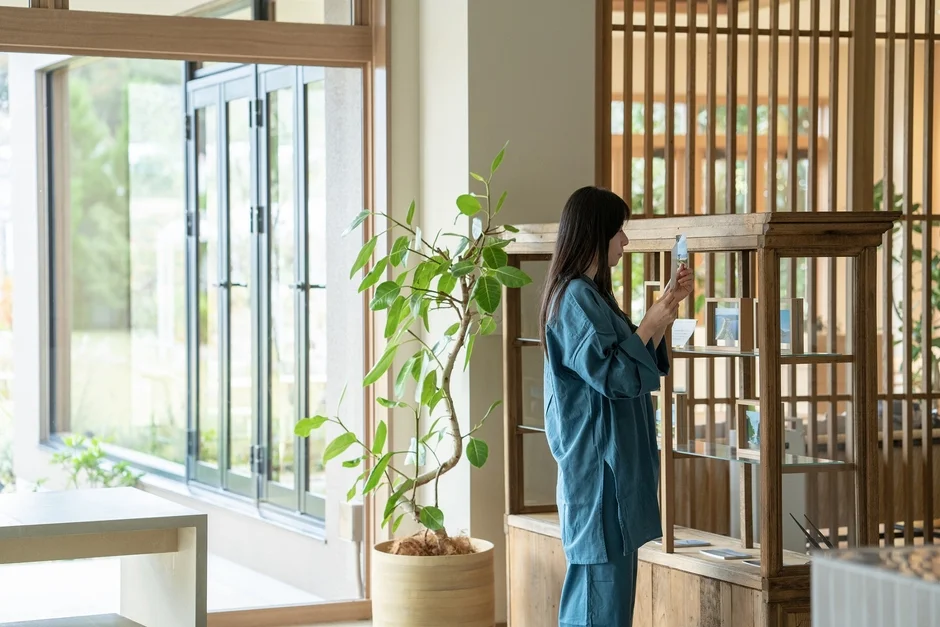 女性が商品を見るホテルの一角