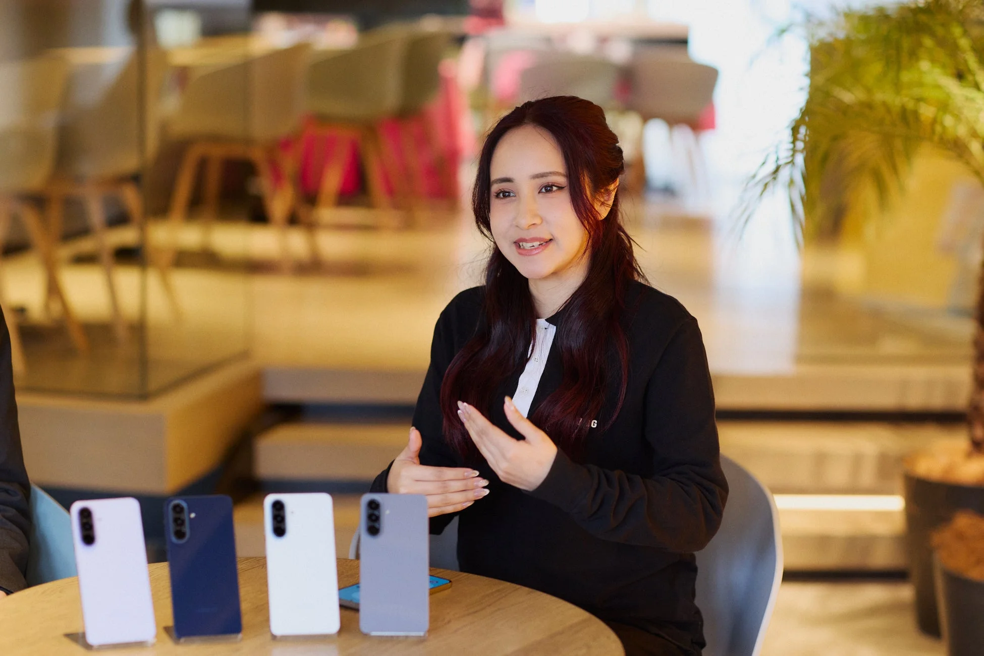 スマートフォン製品について説明する女性