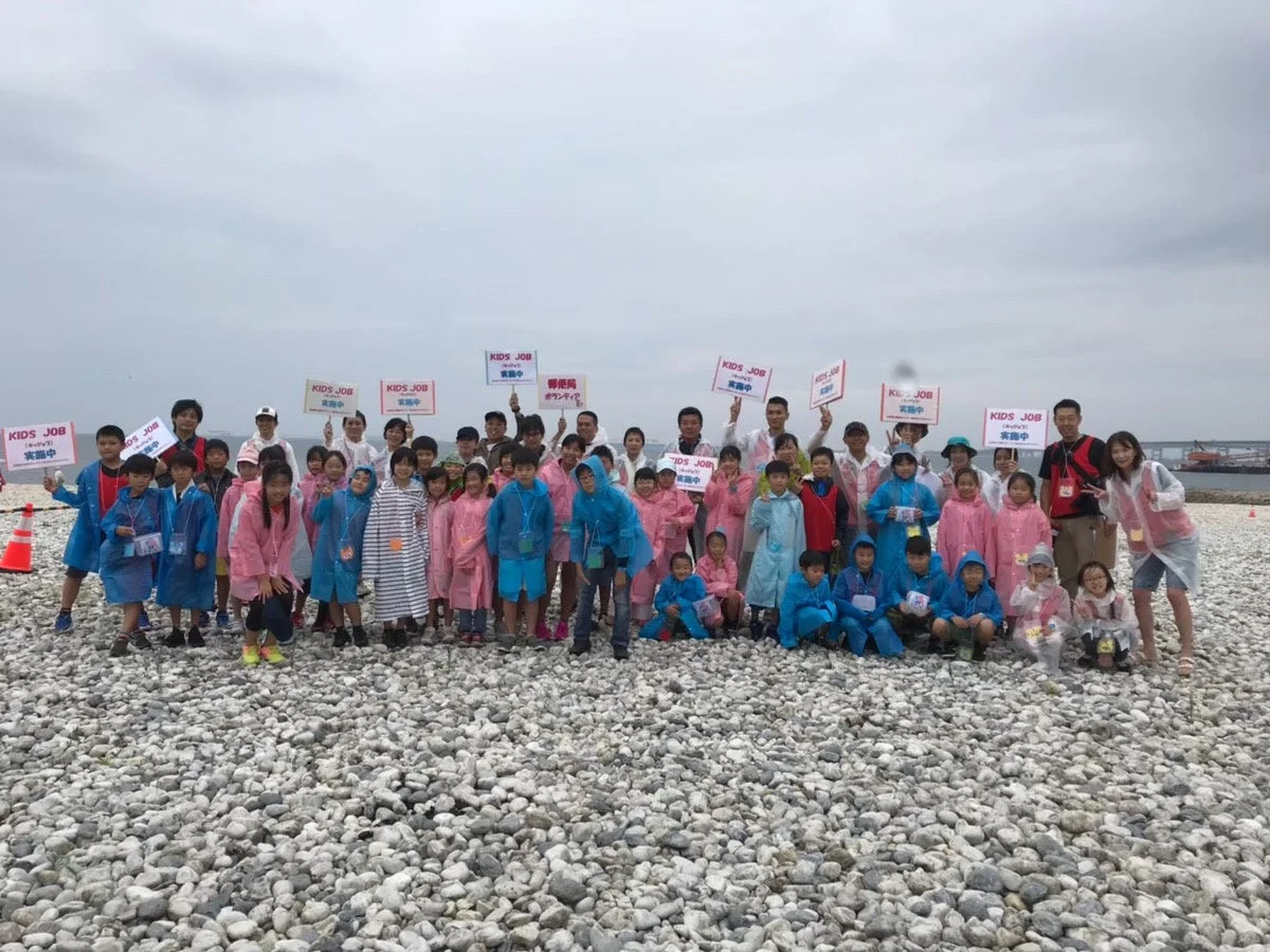 KIDS JOB 参加者と郵便局ボランティアの集合写真