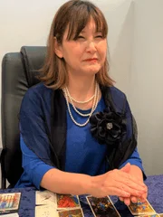 タロットカードと女性