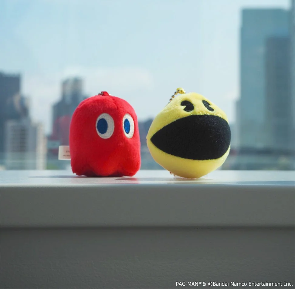 窓辺に並べられたパックマンとゴーストのぬいぐるみキーホルダー