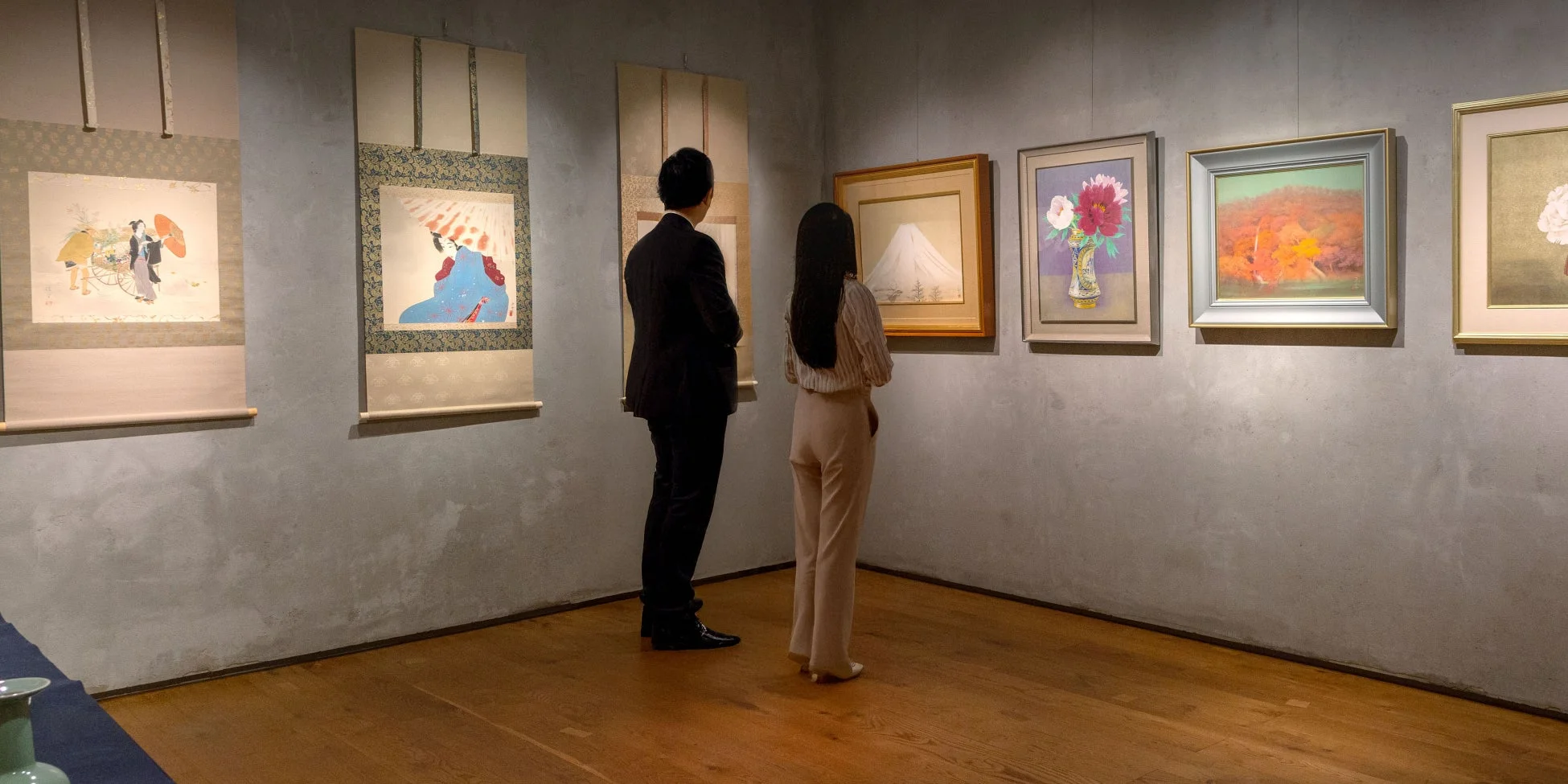 美術品を間近で鑑賞する人々