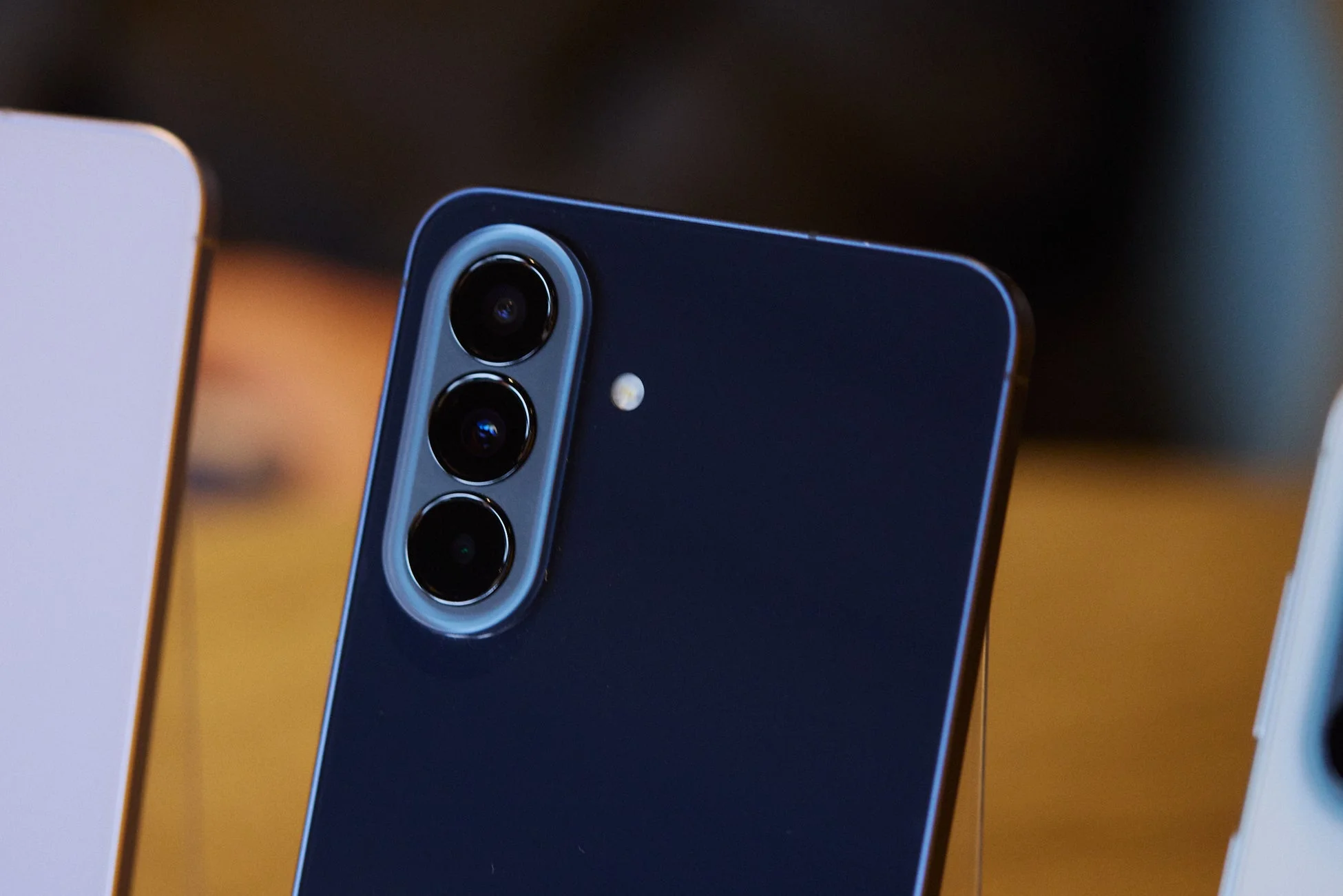 暗い青色のスマートフォンの背面カメラ