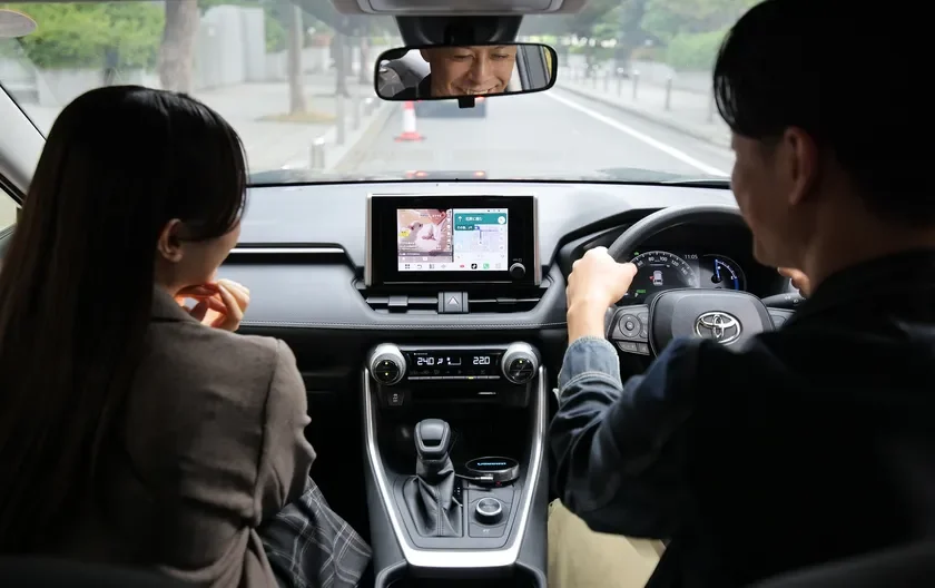 運転席と助手席から見た車内。カーナビとメディアが表示され、快適なドライブの雰囲気が伝わります。