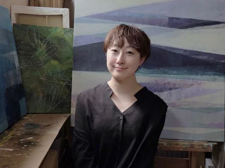 女性、笑顔、アート、抽象画、アトリエ、画家、美術、芸術、ポートレート、ショートヘア