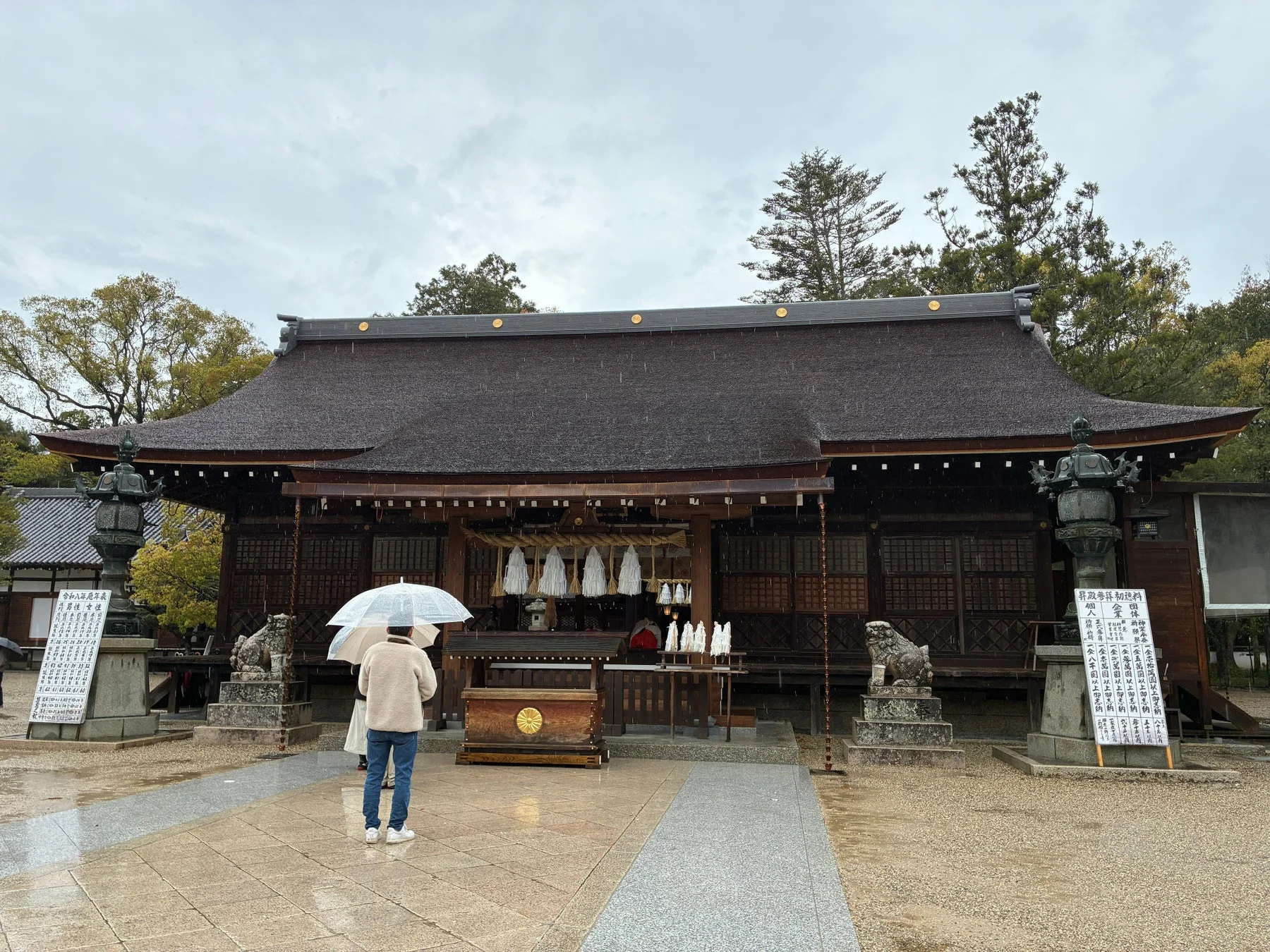 雨の中の神社