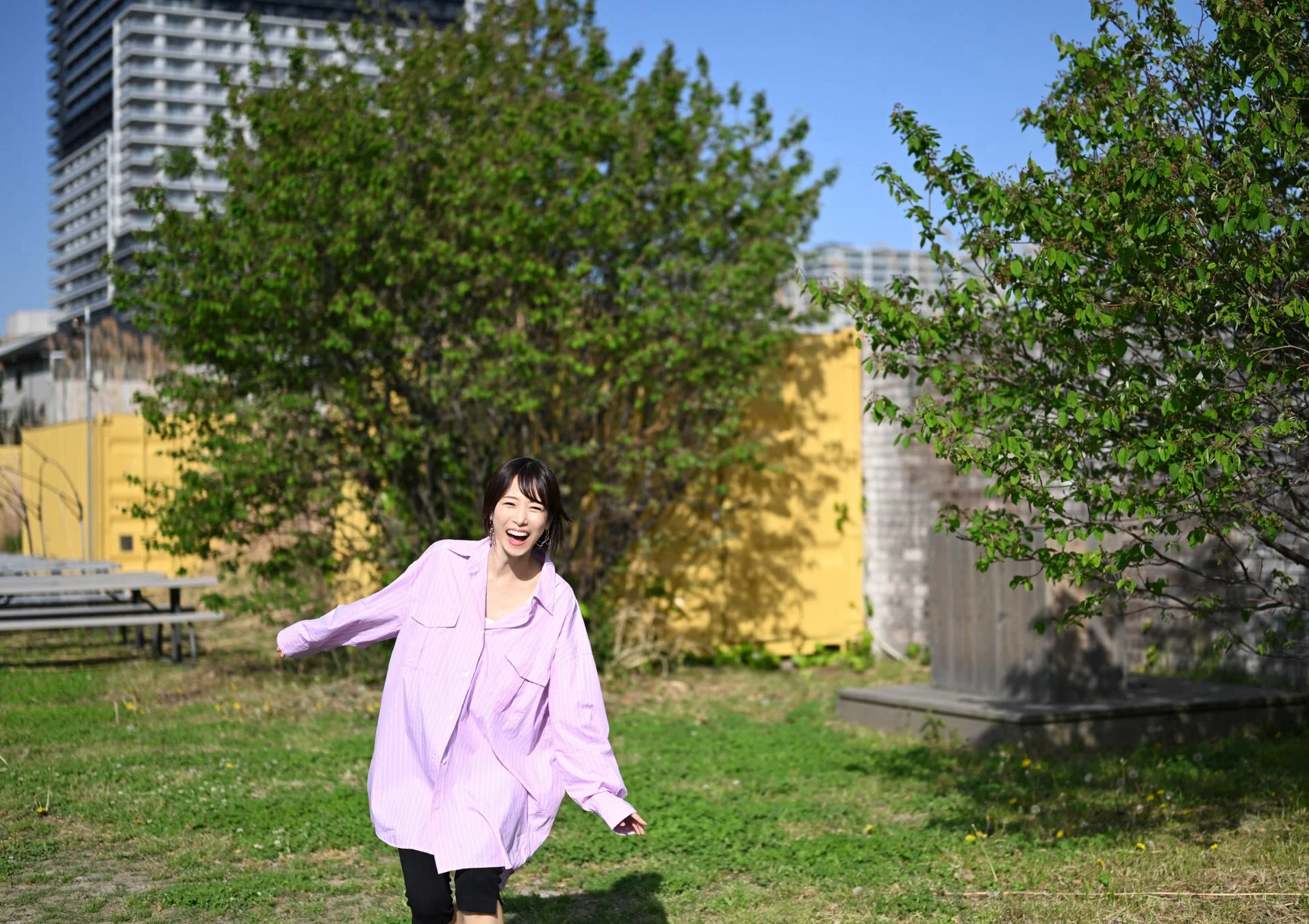 公園のような屋外で笑顔を見せる鷲見玲奈さん
