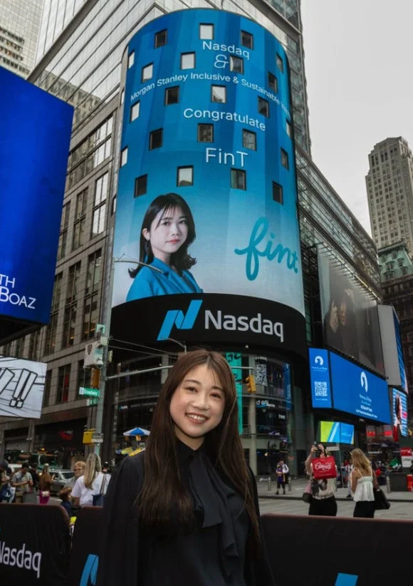 ニューヨークのナスダック電光掲示板に映るFinTと大槻祐依氏