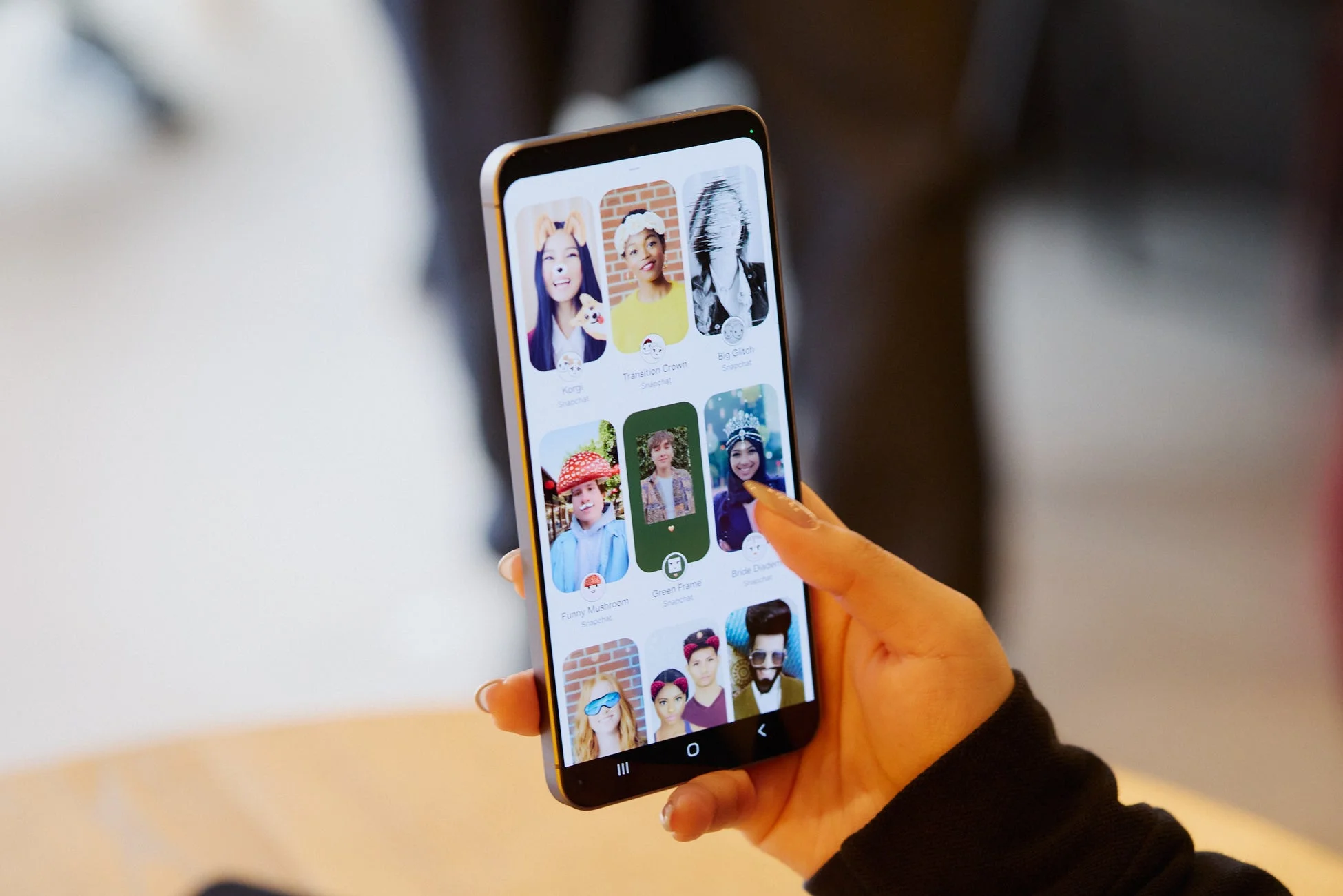 Snapchatアプリのフィルターを表示するスマートフォン