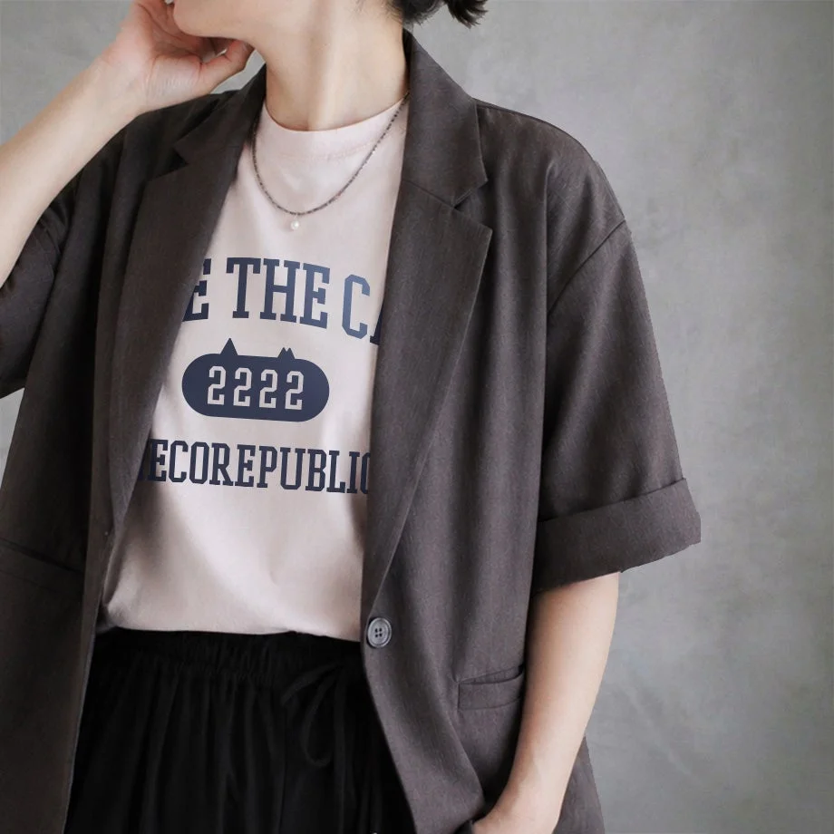 2222ロゴカレッジ Tシャツを着用したモデル