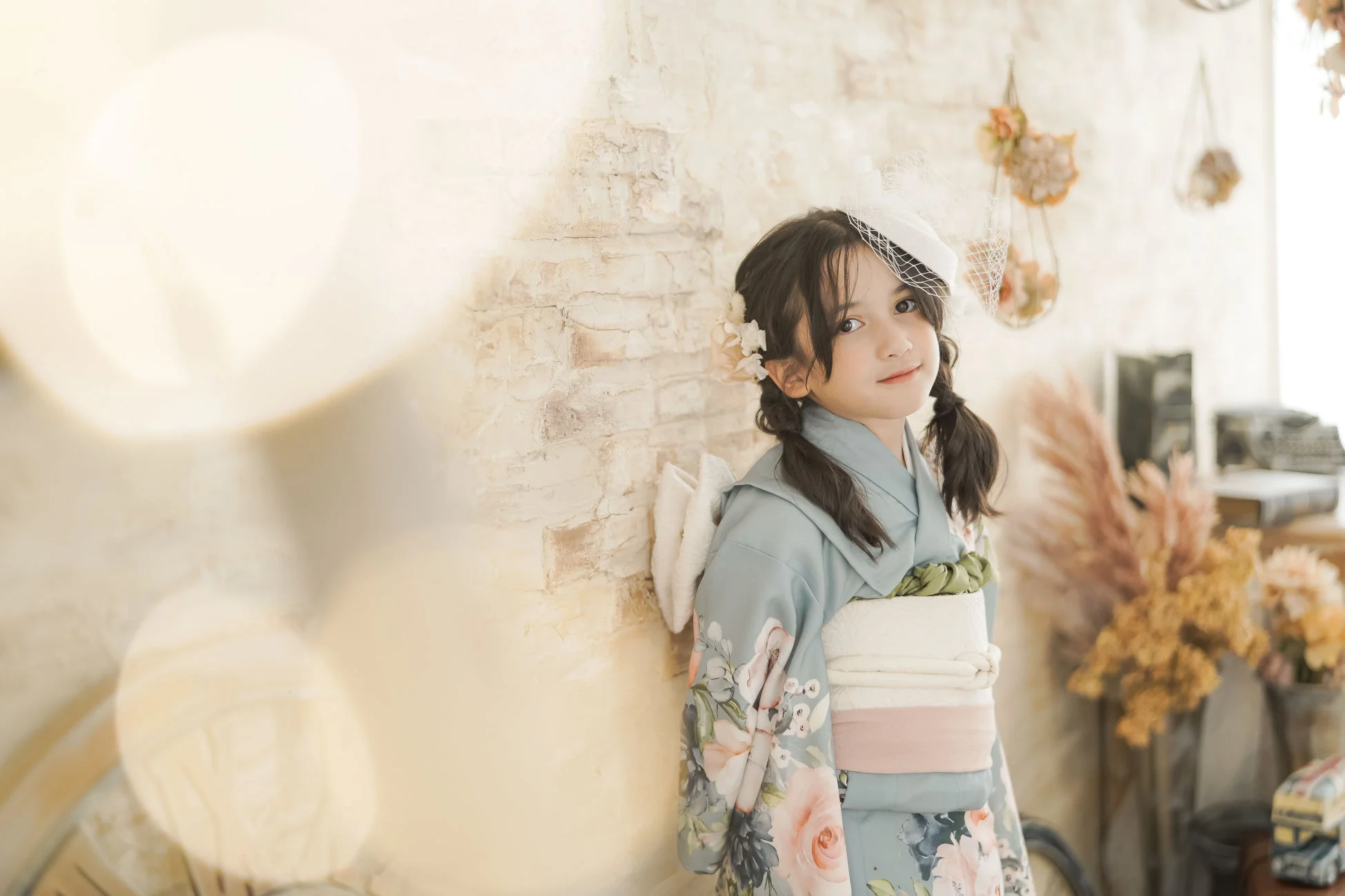 水色の着物を着た女の子のポートレート