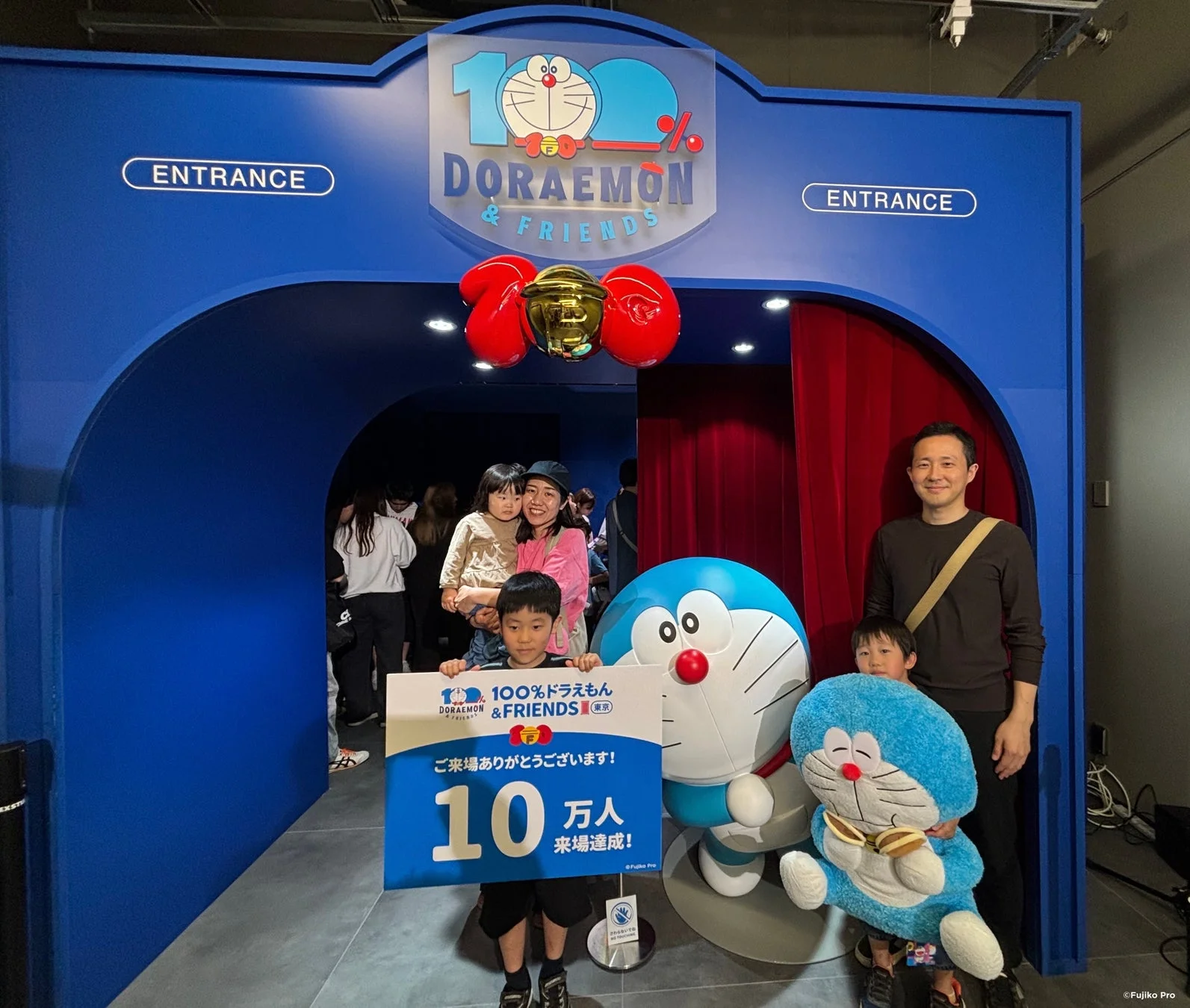 100% ドラえもん & FRIENDS エントランスで家族が記念撮影