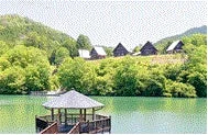 湖畔に立つ東屋とキャビン