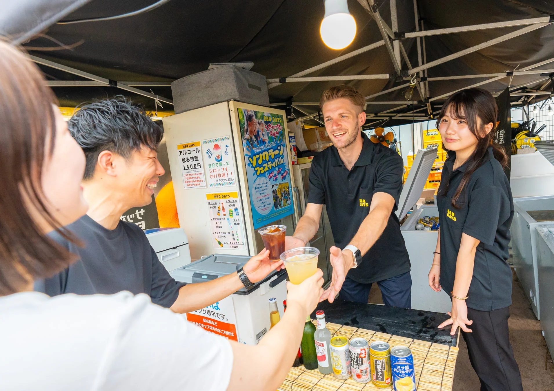 笑顔でドリンクを提供するスタッフ