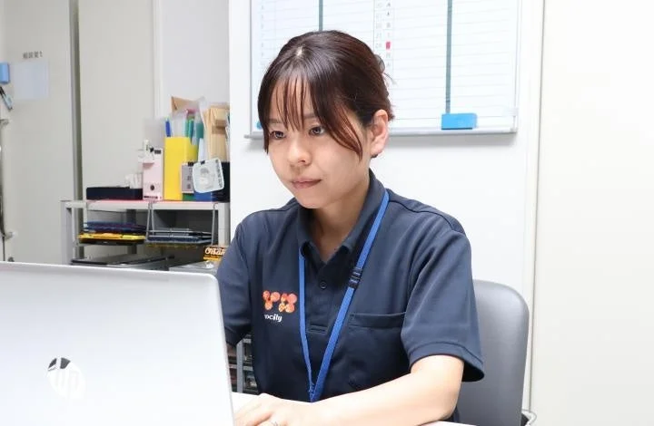 オフィスで仕事をする職員