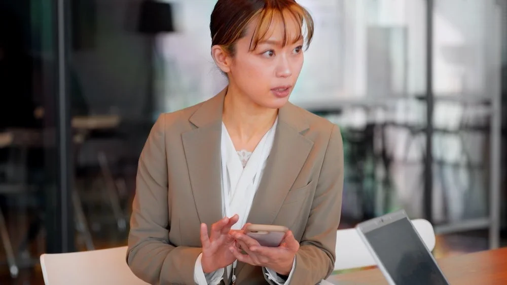 スマートフォンを見る女性