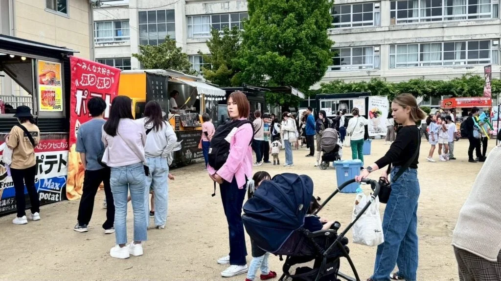 屋外イベントで楽しむ家族連れ