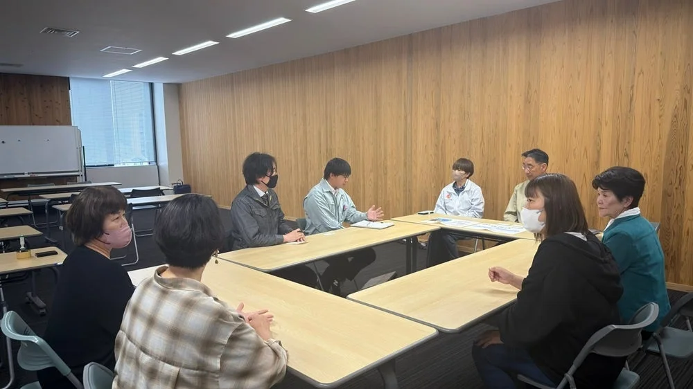 会議で話し合う人々