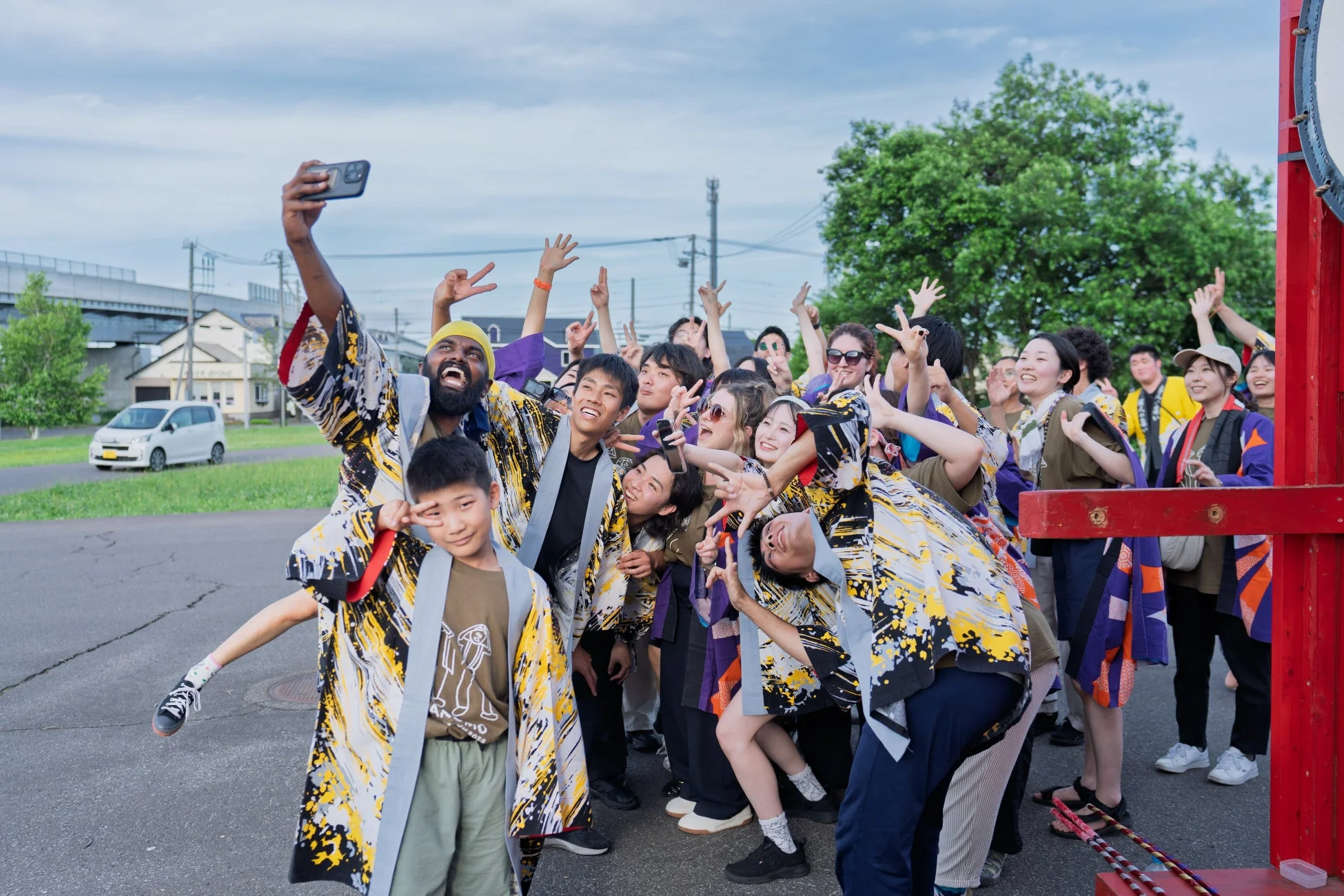 祭りの衣装で集合写真を撮る参加者たち