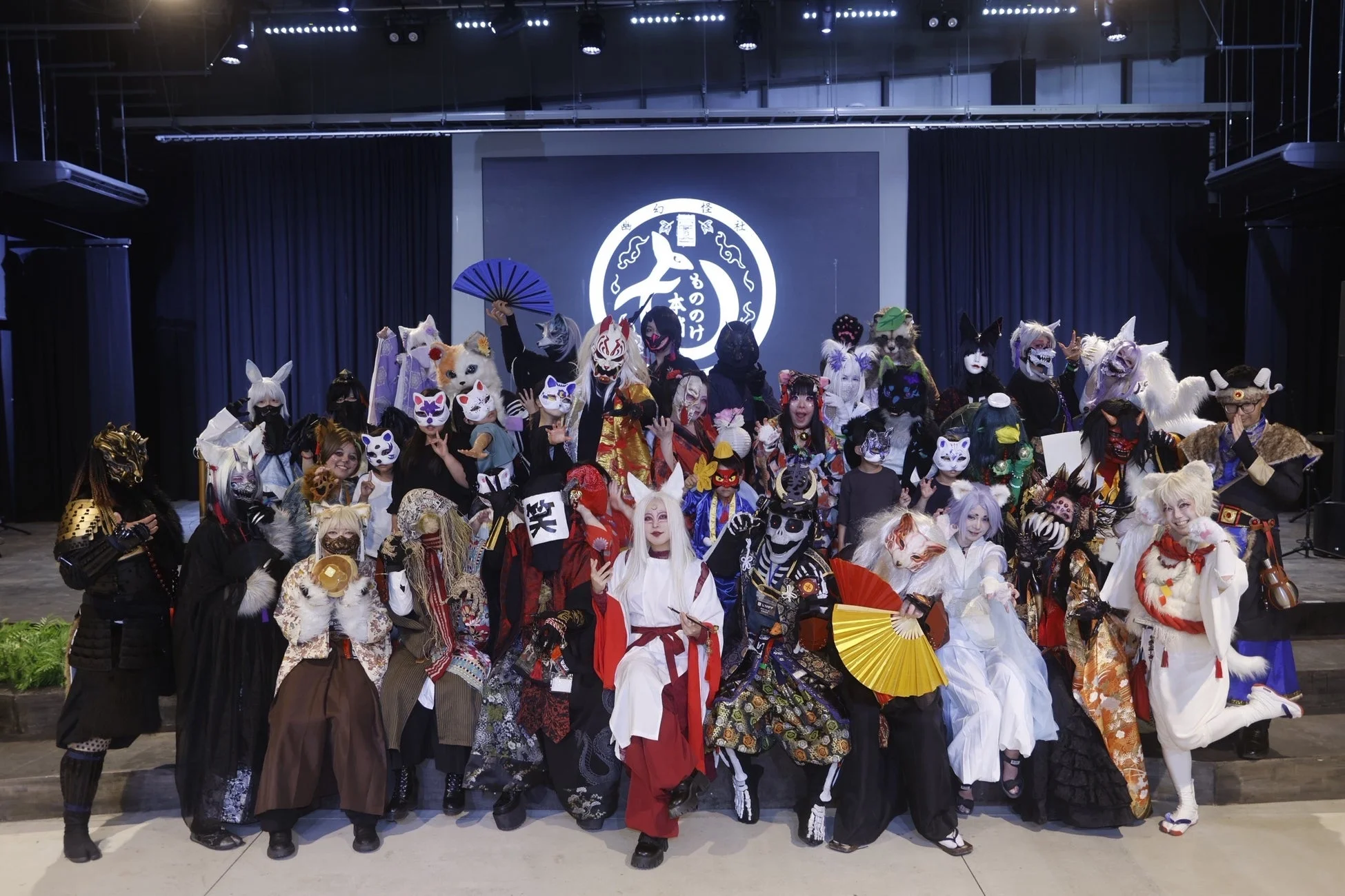 コスプレ,仮装,妖怪,狐面,和風,イベント,集合写真,伝統衣装,アニマルマスク,お面,扇子