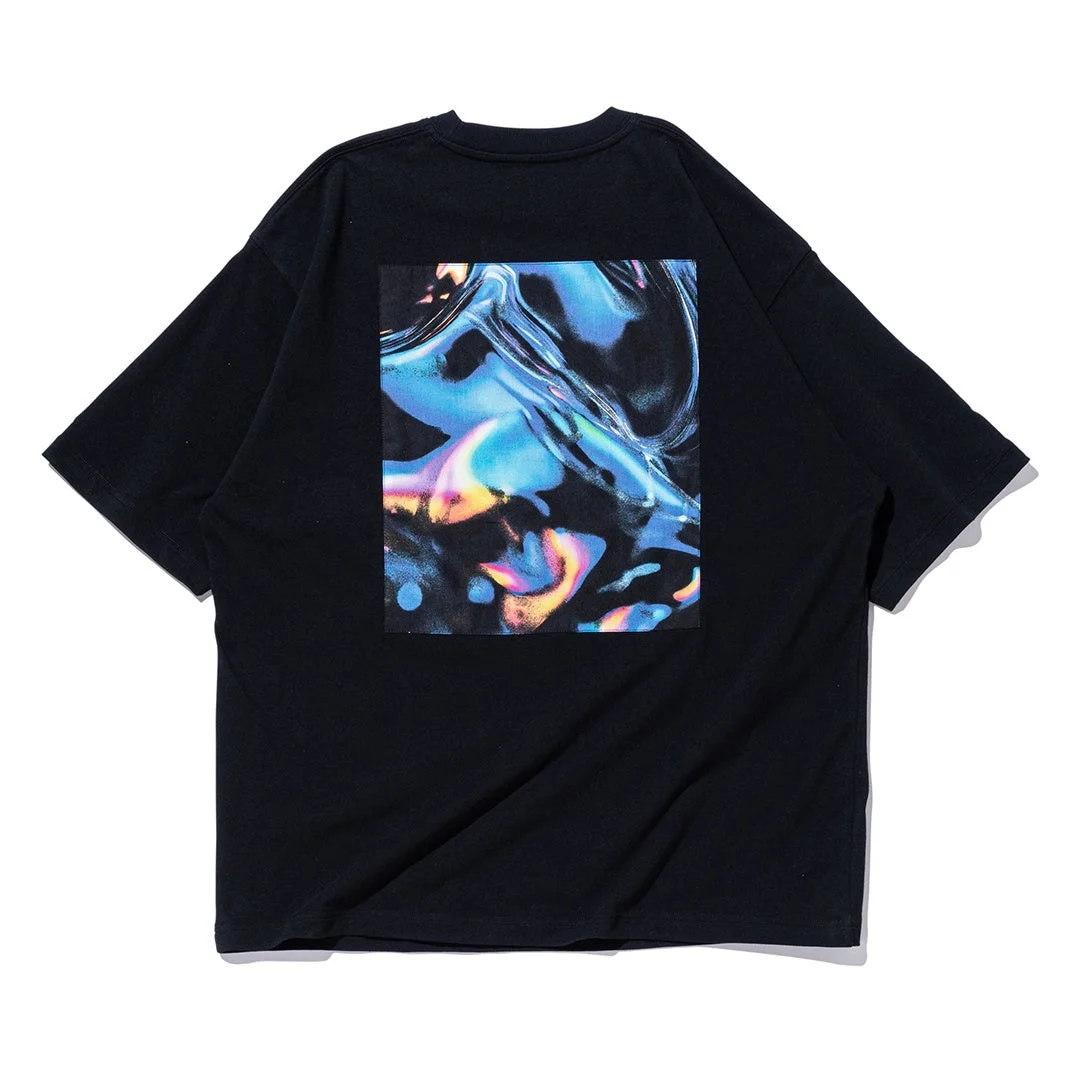 抽象的なグラフィックがプリントされたTシャツ背面