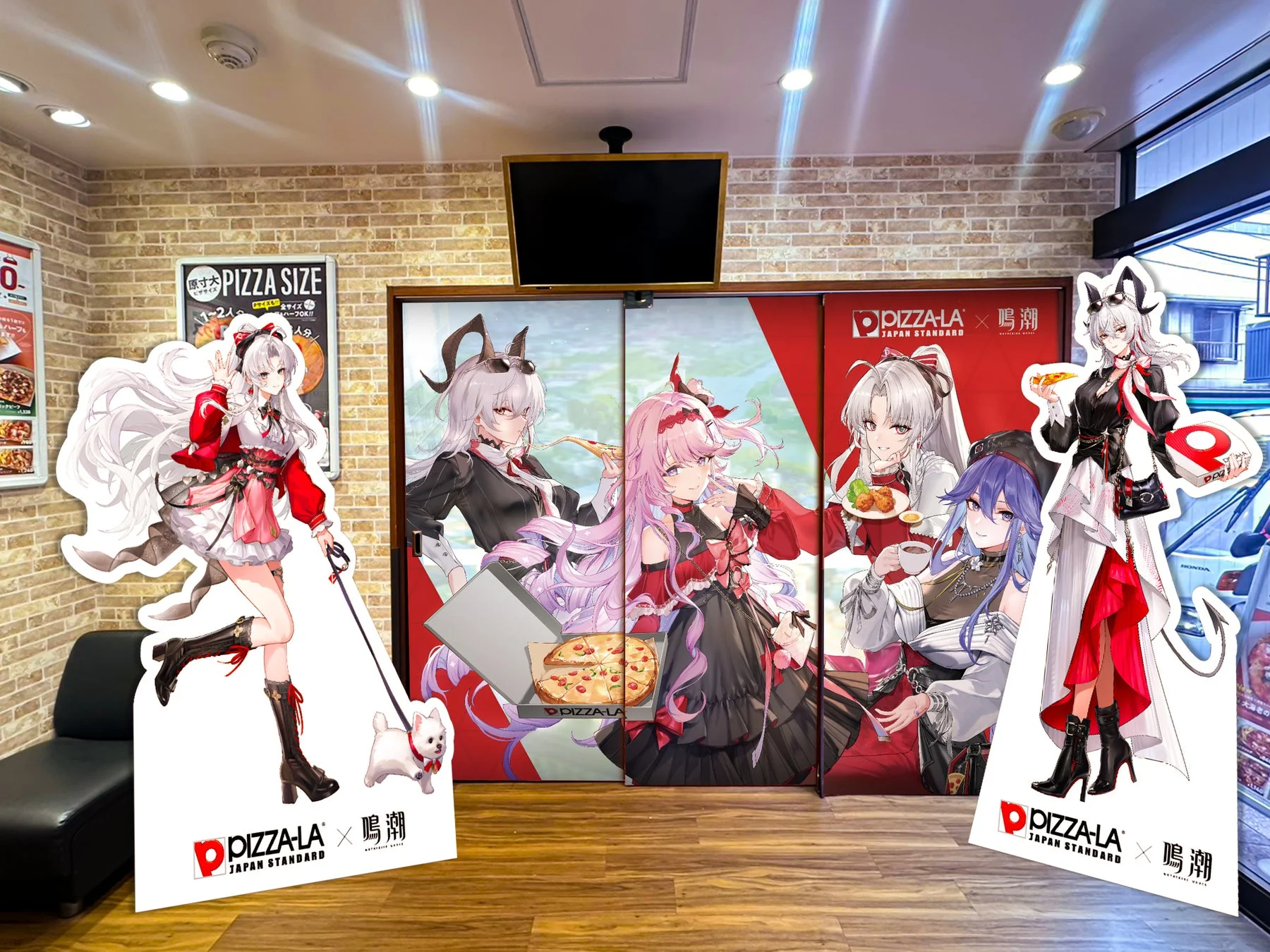 日本のピザーラ店舗内で、ゲーム「鳴潮」とのコラボレーションが展開されている様子。店内にはアニメ風のキャラクター等身大パネルが多数設置され、ピザやフードを持つキャラクターたちがプロモーションを盛り上げている。