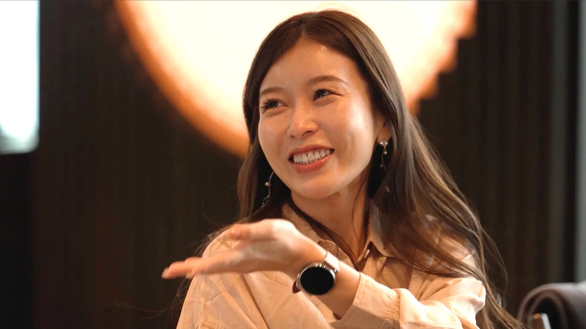 笑顔で話す中野綾香さん