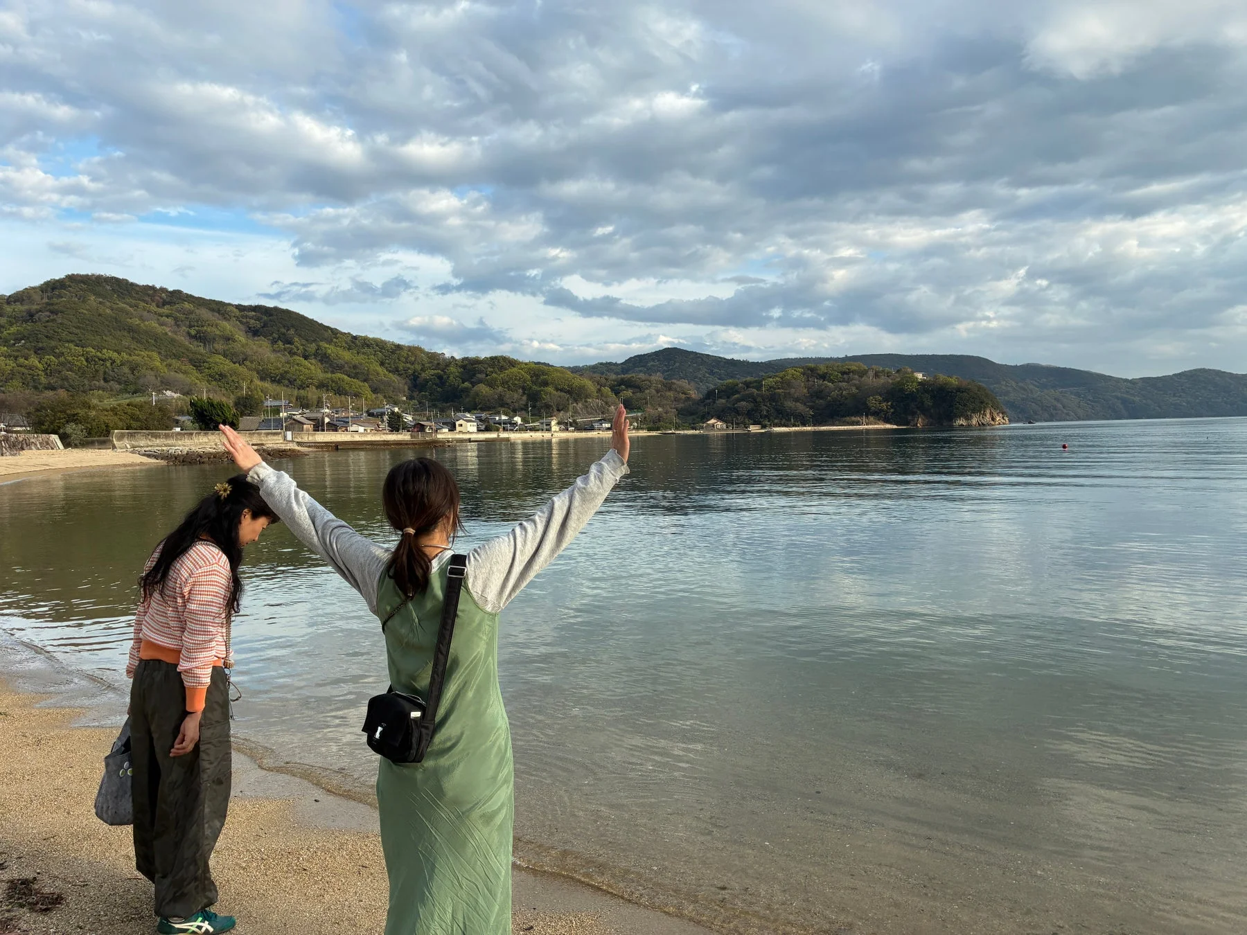 海辺で開放的なポーズをとる人々