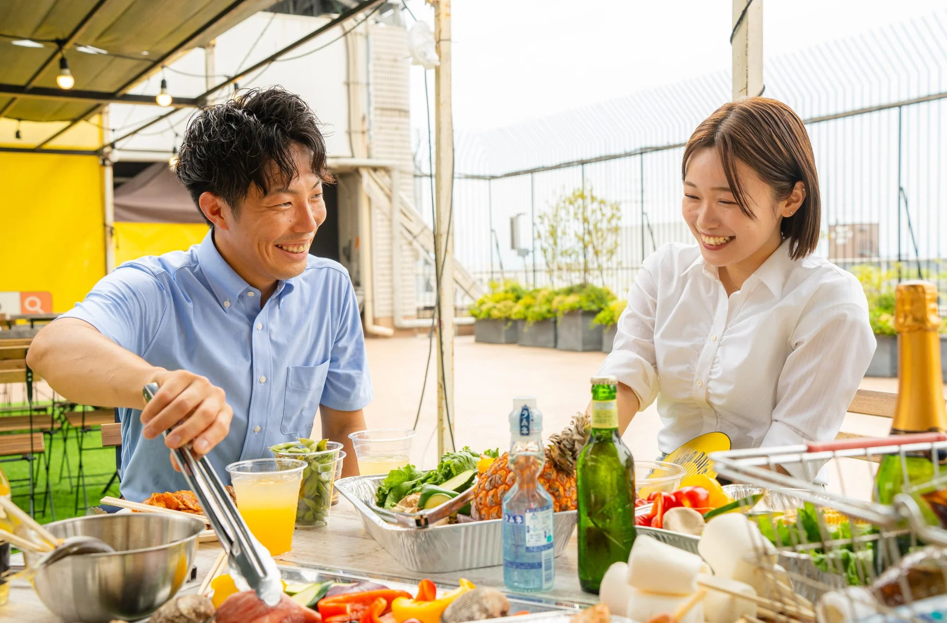屋上テラスでバーベキューを楽しむ人々