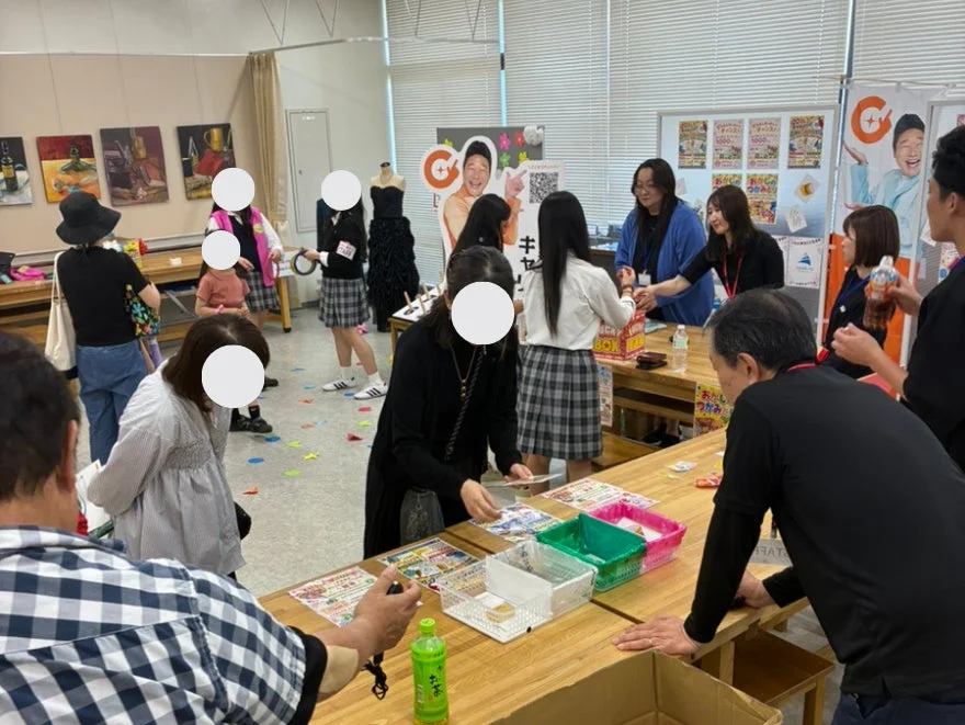 屋内イベント会場で多くの人々が交流している様子。