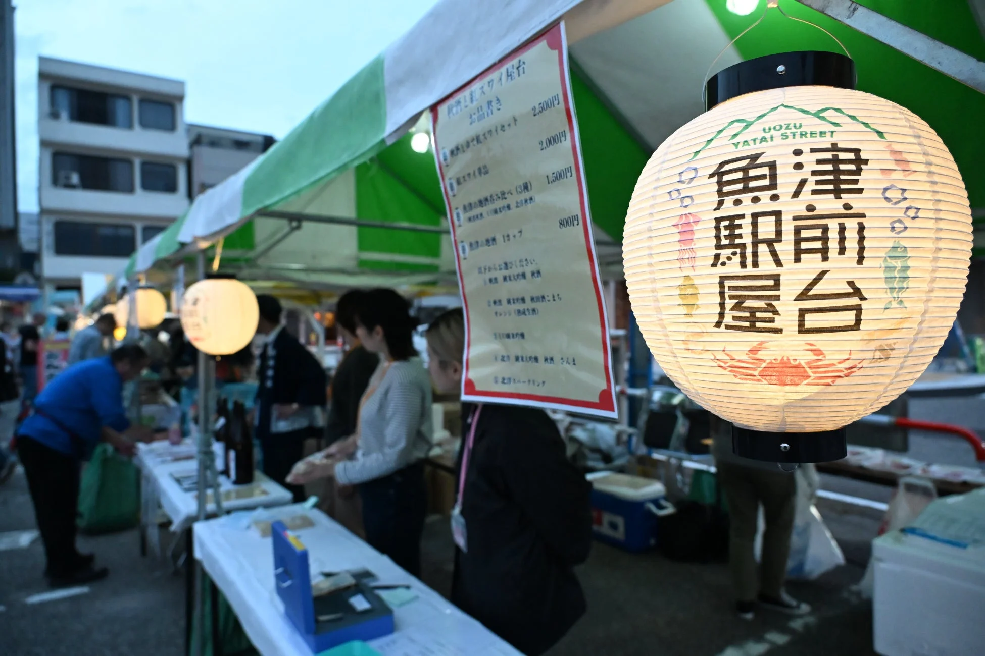 魚津駅前屋台の夜の様子