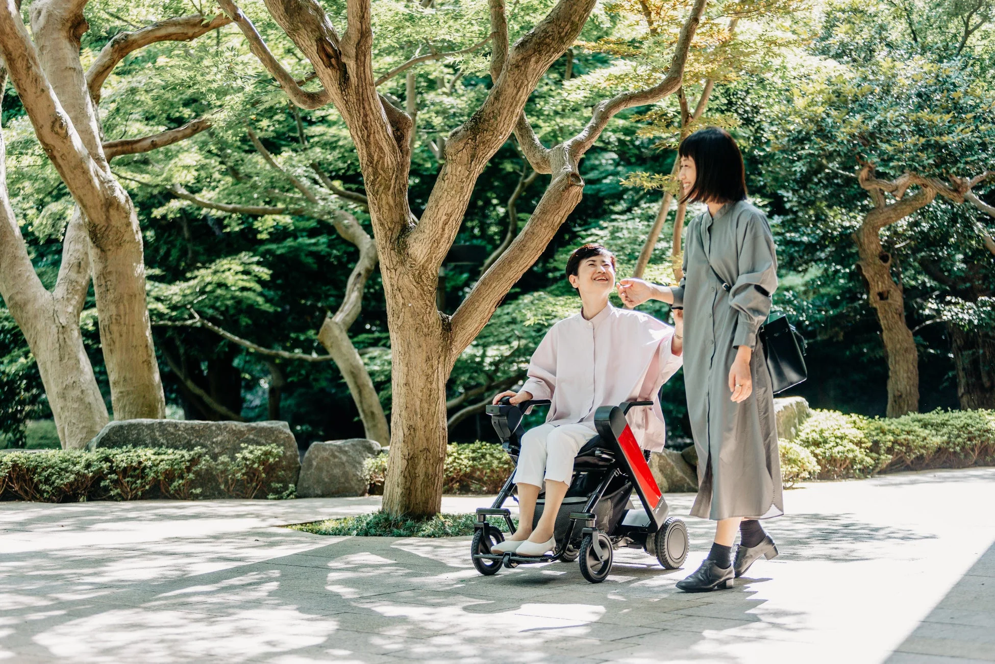 公園でWHILL Model Fを利用する女性