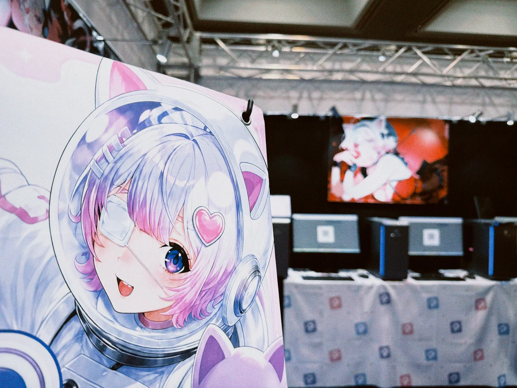 アニメキャラクターのイラストとイベント会場