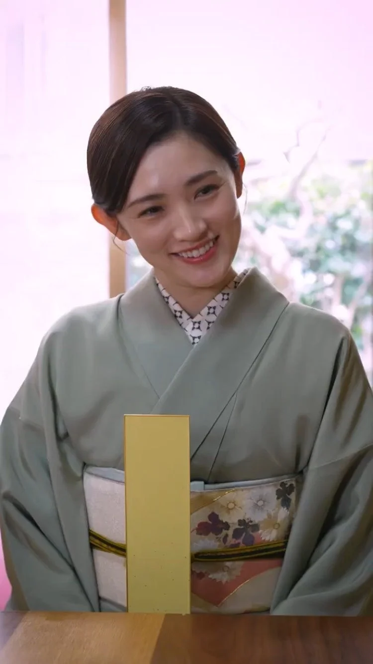 淡い緑色の着物を着た若い女性のポートレート