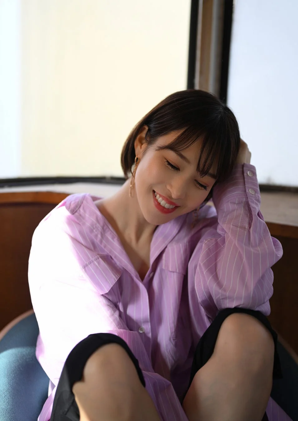 明るい室内で優しく微笑む鷲見玲奈さん
