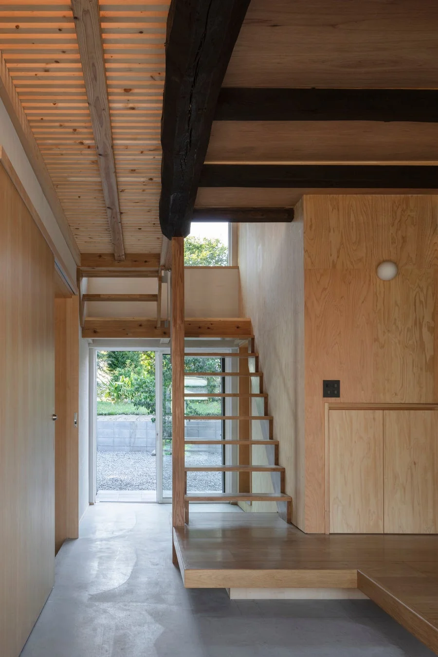 木材とコンクリートを基調としたモダンな住宅の室内